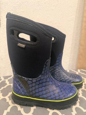 Bogs Kids Black Neoprene & Blue Scale-Print Rain Boots with Lime Trim